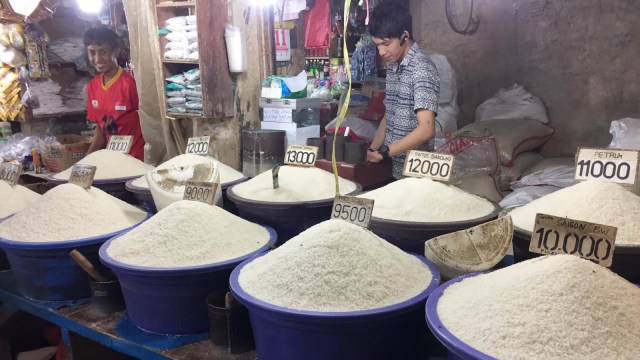 Harga beras di Pasar Minggu. (Foto: Nurul Nur Azizah/kumparan)