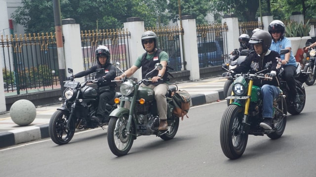 Jokowi naik motor keliling Bandung. (Foto: Yudhistira Amran Saleh/kumparan)