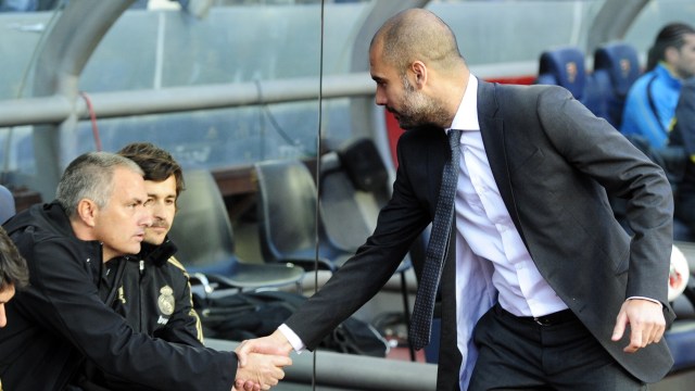 Dua seteru di ranah kepelatihan, Jose Mourinho dan Josep Guardiola. (Foto: JAVIER SORIANO / AFP)