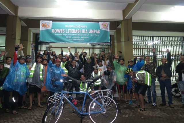 Alumni Unpad Berhasil Kumpulkan 2 500 Buku Dengan Sepeda 