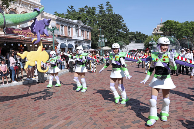 Tak ketinggalan, Woody & Buzz Lightyear, tokoh dalam film Toy Story turut meramaikan parade. (Foto: Aria Sankhyaadi/kumparan)