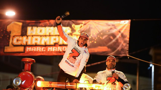 Marc Marquez merayakan gelar juara MotoGP 2018 di Kota Cervera. (Foto: Dok. Box Repsol Honda)