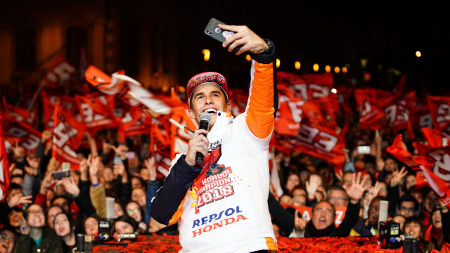 Marc Marquez merayakan gelar juara MotoGP 2018 di Kota Cervera. (Foto: Dok. Box Repsol Honda)