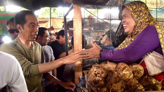 Jokowi di Pasar Cihaurgeulis, Bandung, Jawa Barat. (Foto: Dok. Biro Pers Setpres)