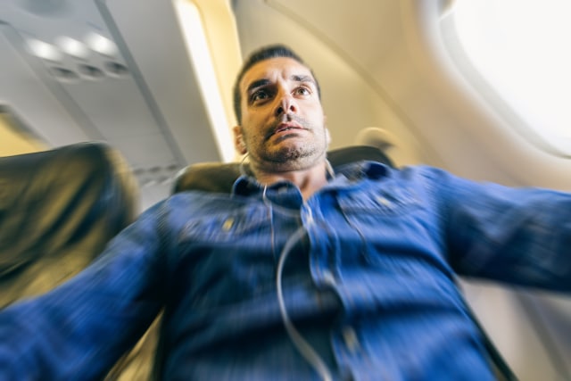 Ilustrasi Ekspresi Takut Saat di Penerbangan (Foto: Shutter Stock)
