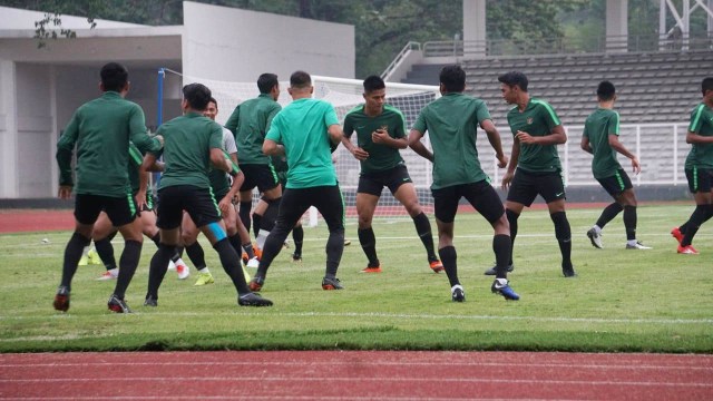 Timnas Indonesia melakukan latihan di Stadion Madya Senayan, Jakarta. (Foto: Iqbal Firdaus/kumparan)