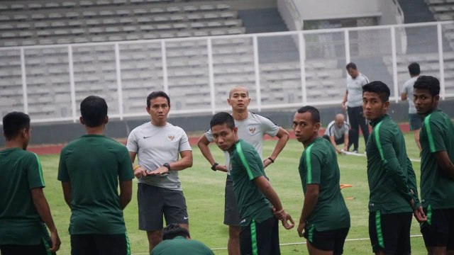Coach Bima Sakti dan Kurniawan Dwi Yulianto memberi arahan kepada Timnas Indonesia saat melakukan latihan di Stadion Madya Senayan, Jakarta. (Foto: Iqbal Firdaus/kumparan)