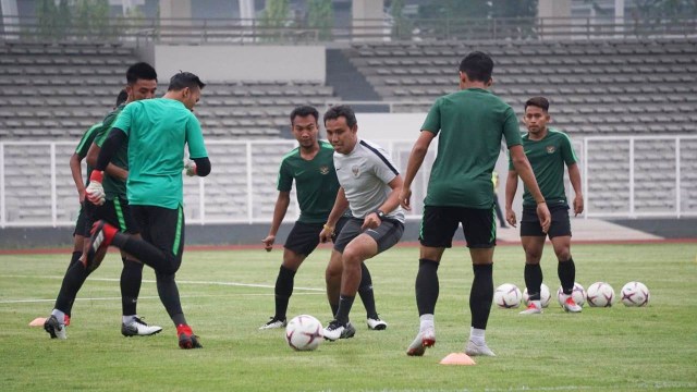 Coach Timnas Indonesia, Bima Sakti saat latihan Timnas Indonesia di Stadion Madya. (Foto: Iqbal Firdaus/kumparan)