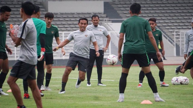 Coach Timnas Indonesia, Bima Sakti saat latihan Timnas Indonesia di Stadion Madya. (Foto: Iqbal Firdaus/kumparan)