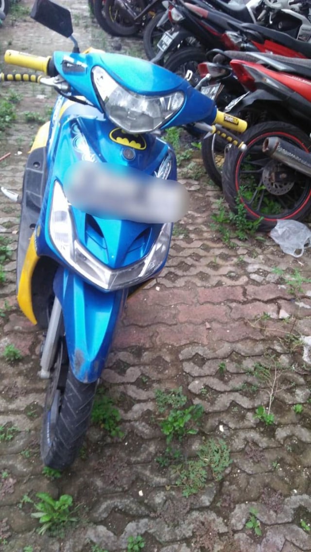 Motor remaja yang kecelakaan di tol Tomang. (Foto: Dok. Istimewa)