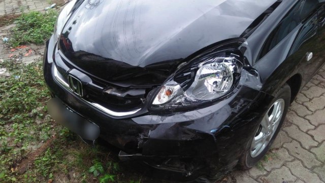 Mobil yang tertabrak motor di tol Tomang. (Foto: Dok. Istimewa)