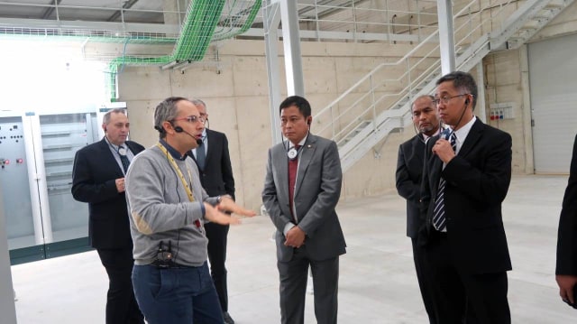 Menteri ESDM Ignasius Jonan saat Mengunjungi Green Data Center ENI di Italia.  (Foto: Arifin Asydhad/kumparan)