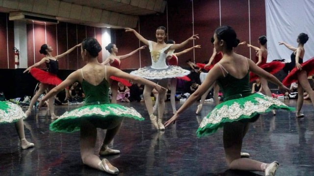 Sejumlah Ballerina melakukan latihan dalam rangka persiapan pementasan Namarina Youth Dance (NYD) yang berjudul “Anantari”. (Foto: Irfan Adi Saputra/kumparan)