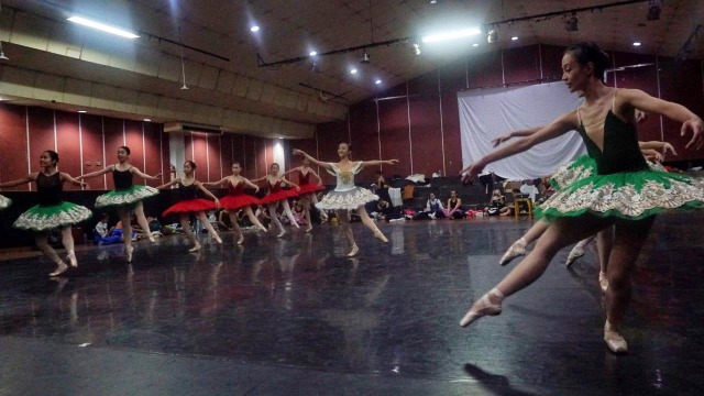 Sejumlah Ballerina melakukan latihan dalam rangka persiapan pementasan Namarina Youth Dance (NYD) yang berjudul “Anantari”. (Foto: Irfan Adi Saputra/kumparan)