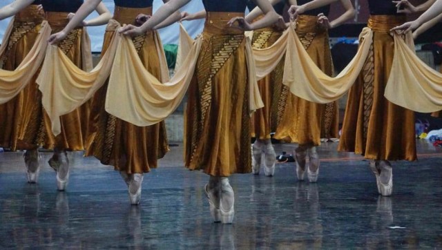 Sejumlah penari melakukan latihan dalam rangka persiapan pementasan Namarina Youth Dance (NYD) yang berjudul “Anantari”. (Foto: Irfan Adi Saputra/kumparan)