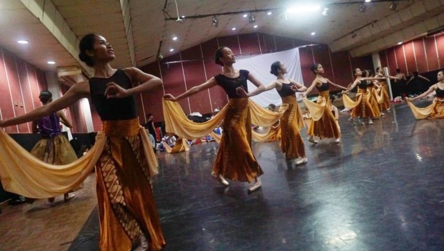 Sejumlah penari melakukan latihan dalam rangka persiapan pementasan Namarina Youth Dance (NYD) yang berjudul “Anantari”. (Foto: Irfan Adi Saputra/kumparan)