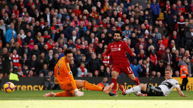 Penyerang Liverpool, Mohamed Salah, membobol gawang Fulham yang dikawal oleh Sergio Rico. (Foto: Reuters/Andrew Boyers )