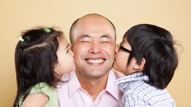 Beri ucapan selamat dengan ciuman di Hari Ayah (Foto: Shutterstock)
