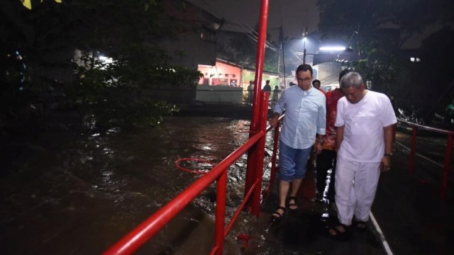 Gubernur Anies Baswedan meninjau banjir di kawasan Cipinang Melayu. (Foto: Facebook/Anies Baswedan)