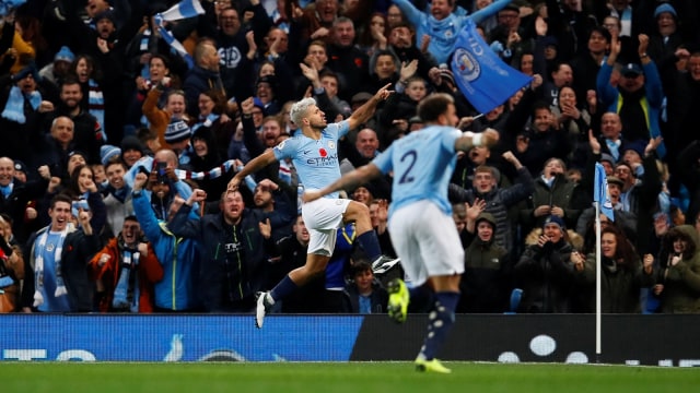 Sergio Aguero melakukan perayaan setelah striker Manchester City tersebut membobol gawang Manchester United. (Foto: Jason Cairnduff/Reuters)