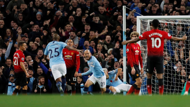 David Silva mencetak gol Manchester City ke gawang Manchester United. (Foto: Darren Staples/Reuters)
