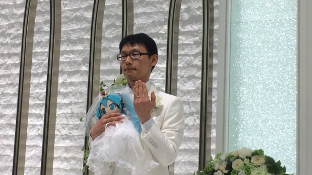 Pria di Jepang yang menikah dengan sebuah boneka. (Foto: Twitter/@ogino_otaku)