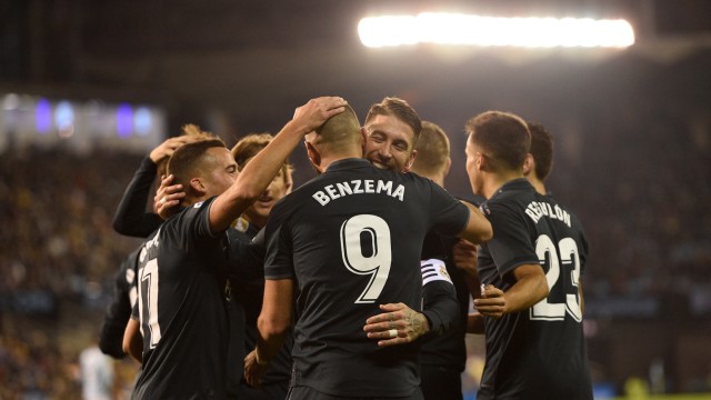 Para pemain Real Madrid merayakan gol Karim Benzema ke gawang Celta Vigo. (Foto: REUTERS/Eloy Alonso)