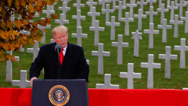 Donald Trump mengikuti upacara peringatan Hari Gencatan Senjata, 100 tahun setelah Perang Dunia Pertama, di Pemakaman dan Peringatan Amerika Suresnes di Paris, Prancis. (Foto: REUTERS / Carlos Barria)
