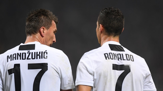 Cristiano Ronaldo dan Mario Mandzukic tampil dalam laga AC Milan vs Juventus. (Foto: Alberto Lingria/Reuters)
