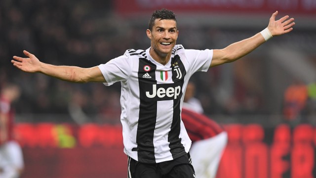 Cristiano Ronaldo mencetak gol Juventus ke gawang AC Milan. (Foto: Alberto Lingria/Reuters)