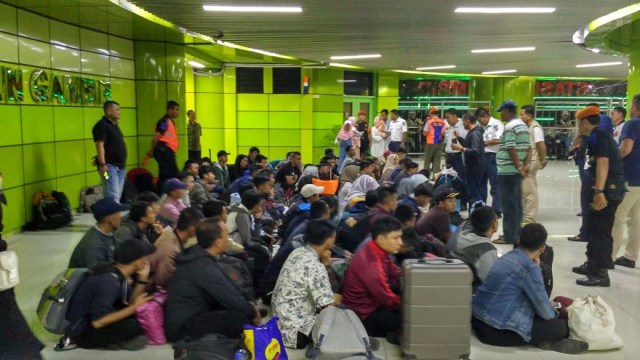 Korban penipuan kabar Hoax terkait rekrutmen KAI di Stasiun Gambir. (Foto: Twitter/@keretaapikita)