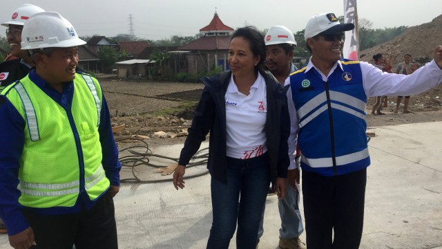 Menteri BUMN Rini Soemarno menyapa petugas yang bekerja di Tol Trans Jawa. (Foto: Moh Fajri/kumparan)