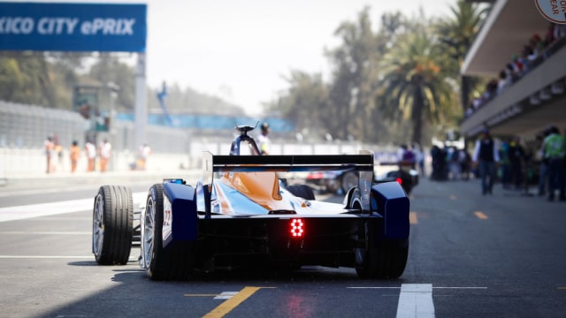 Formula E punya regulasi yang berbeda dengan balap formula, khususnya soal aturan di pit stop.  Foto: Formula E