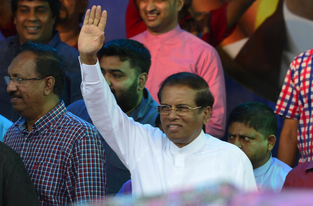 Presiden Sri Lanka  Maithripala Sirisena menyapa pendukungnya setelah memecat PM Wickremesinghe.  (Foto: AFP/ Lakruwan Wanniarachchi)