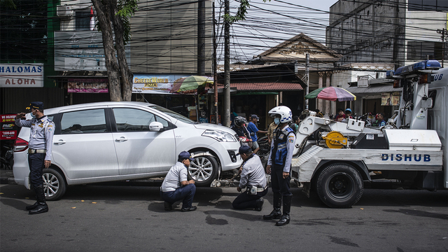 Petugas Dinas Perhubungan DKI Jakarta menderek mobil yang parkir sembarangan di Jalan Raya Mangga Besar. Foto: ANTARA FOTO/Aprillio Akbar