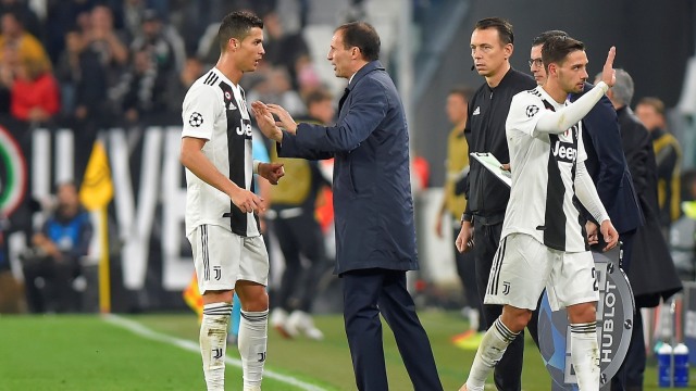 Allegri saat memberi instruksi pada Ronaldo. Foto: REUTERS/Massimo Pinca