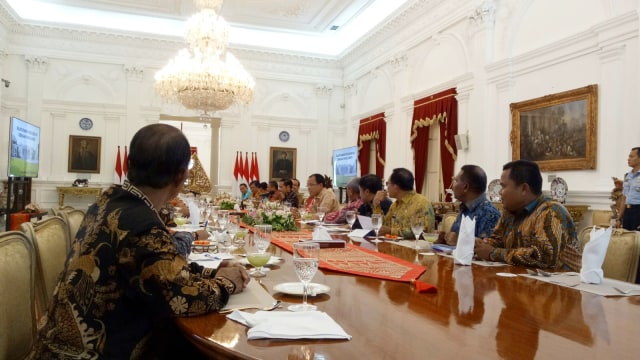 Jokowi bertemu sejumlah Bupati di Istana Merdeka Jakarta, Senin (12/11/2018). (Foto: Jihad Akbar/kumparan)