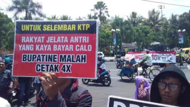 Lupakan Pilpres, Pro Jokowi dan Prabowo Demo Bareng di Pendapa Jember 