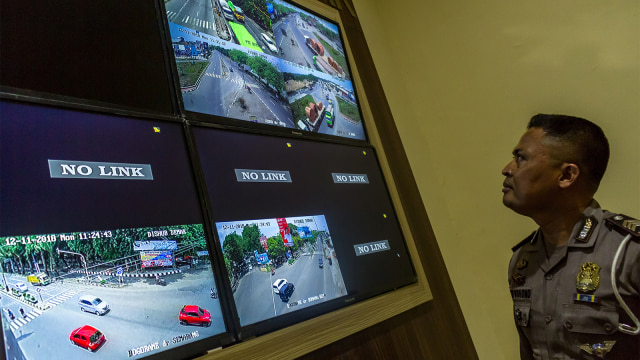 Petugas memantau lalu lintas (lalin) melalui layar monitor Closed Circuit Television (CCTV) di ruang ‘Traffic Management Center’ (TMC) Polres. Foto: ANTARA FOTO/Aji Styawan