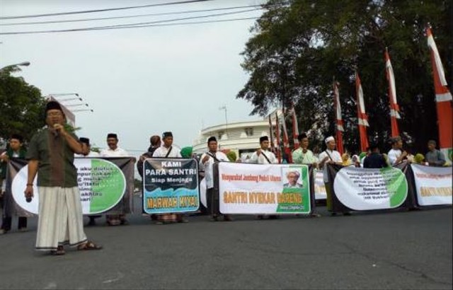 Respon Video Ziarah Sandiaga, Warga Jombang Turun Jalan