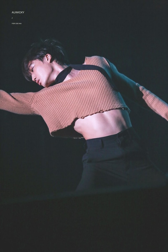 Tampil Berani, Ini Kata Kai EXO Soal Gaya Fashion Barunya dengan Crop Top (4)