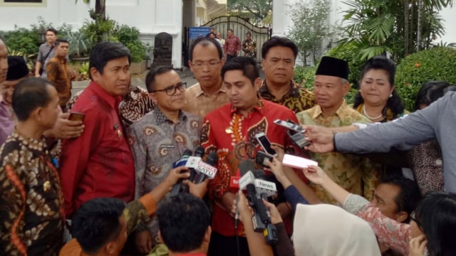 Asosiasi Pemerintah Kabupaten Seluruh Indonesia (Apkasi) usai bertemu Presiden Joko Widodo di Istana Merdeka, Senin (12/11/2018). (Foto: Jihad Akbar/kumparan)
