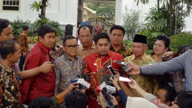 Asosiasi Pemerintah Kabupaten Seluruh Indonesia (Apkasi) usai bertemu Presiden Joko Widodo di Istana Merdeka, Senin (12/11/2018). (Foto: Jihad Akbar/kumparan)