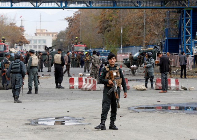 Kepolisian Afghanistan berjaga di lokasi bom bunuh diri di ibu kota Kabul (12/11). (Foto: REUTERS/Omar Sobhani)