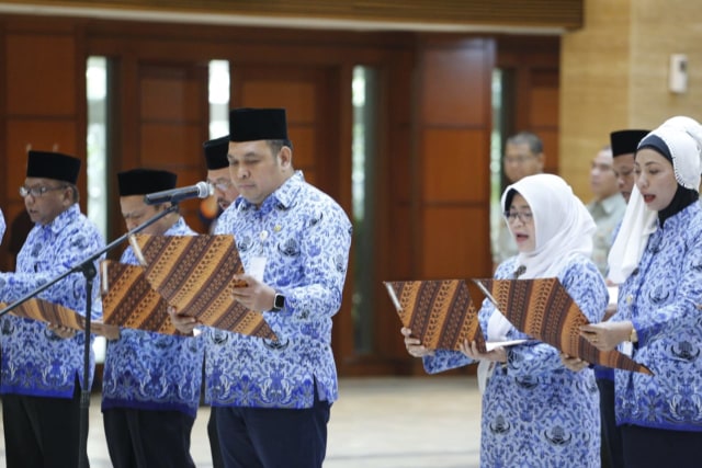 Direktur Alsintan Andi Nur Alam Syah (tengah) membacakan pakta integritas dalam acara pelantikan (Foto: Kementan)