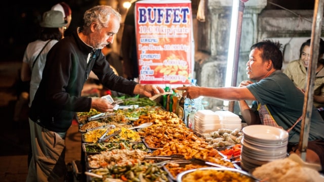 Street food di Phnom Penh, Kamboja (Foto: Shutter Stock)