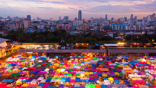 Pasar antik Rot Fai di Thailand