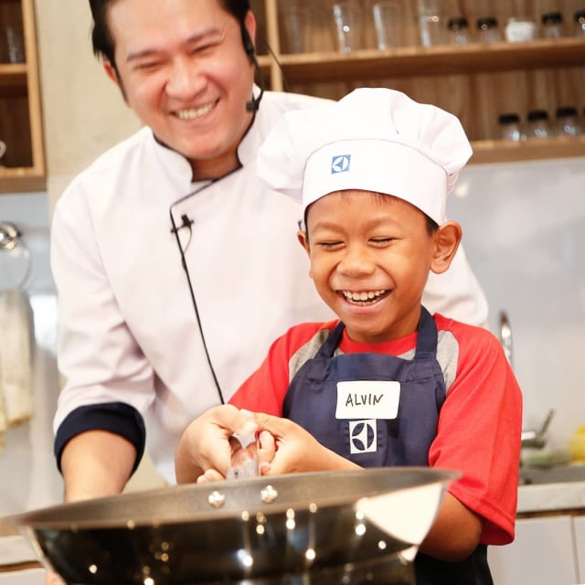 Chef Chandra dan anak (Foto: Instagram/ @chefchandra_y)