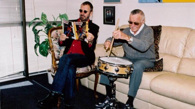 Stan Lee (kanan) bersama dengan Ringo Starr (kiri). (Foto: Instagram/@therealstanlee)