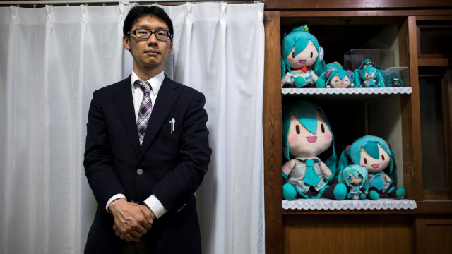 Akihiko Kondo bersama boneka Hatsune Miku. (Foto: AFP/BEHROUZ MEHRI)